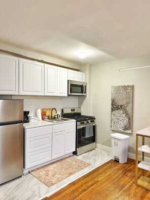 Fridge, microwave, oven, stovetop - Yale Casa Verde Studio (New Haven)