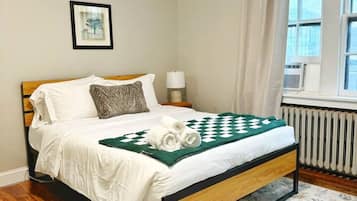 Escritorio, tabla de planchar con plancha, wifi y ropa de cama