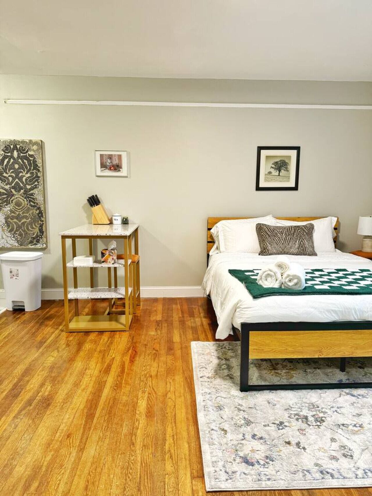 Escritorio, tabla de planchar con plancha, wifi y ropa de cama 