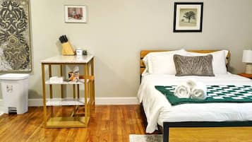 Escritorio, tabla de planchar con plancha, wifi y ropa de cama