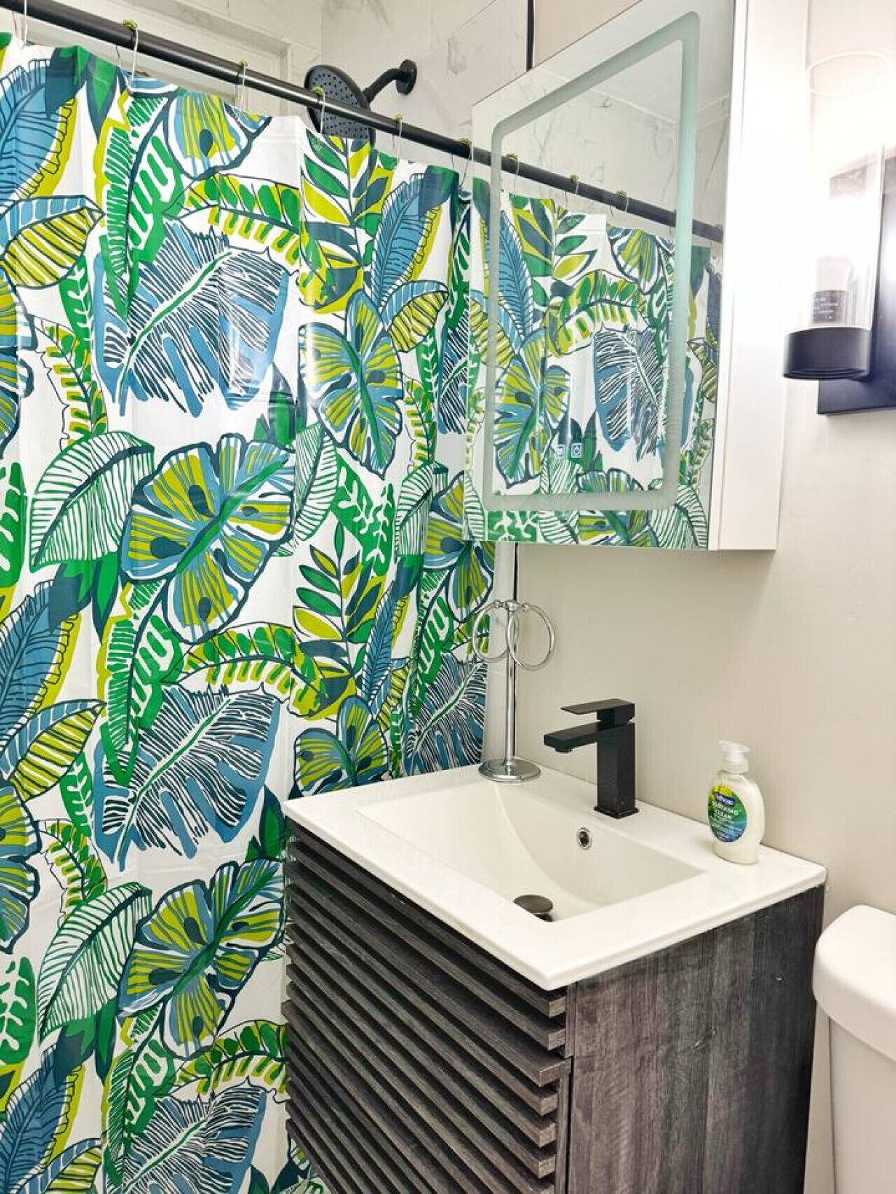 Secadora de cabello, jabón, papel de baño 