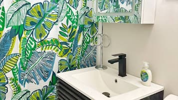 Secadora de cabello, jabón, papel de baño