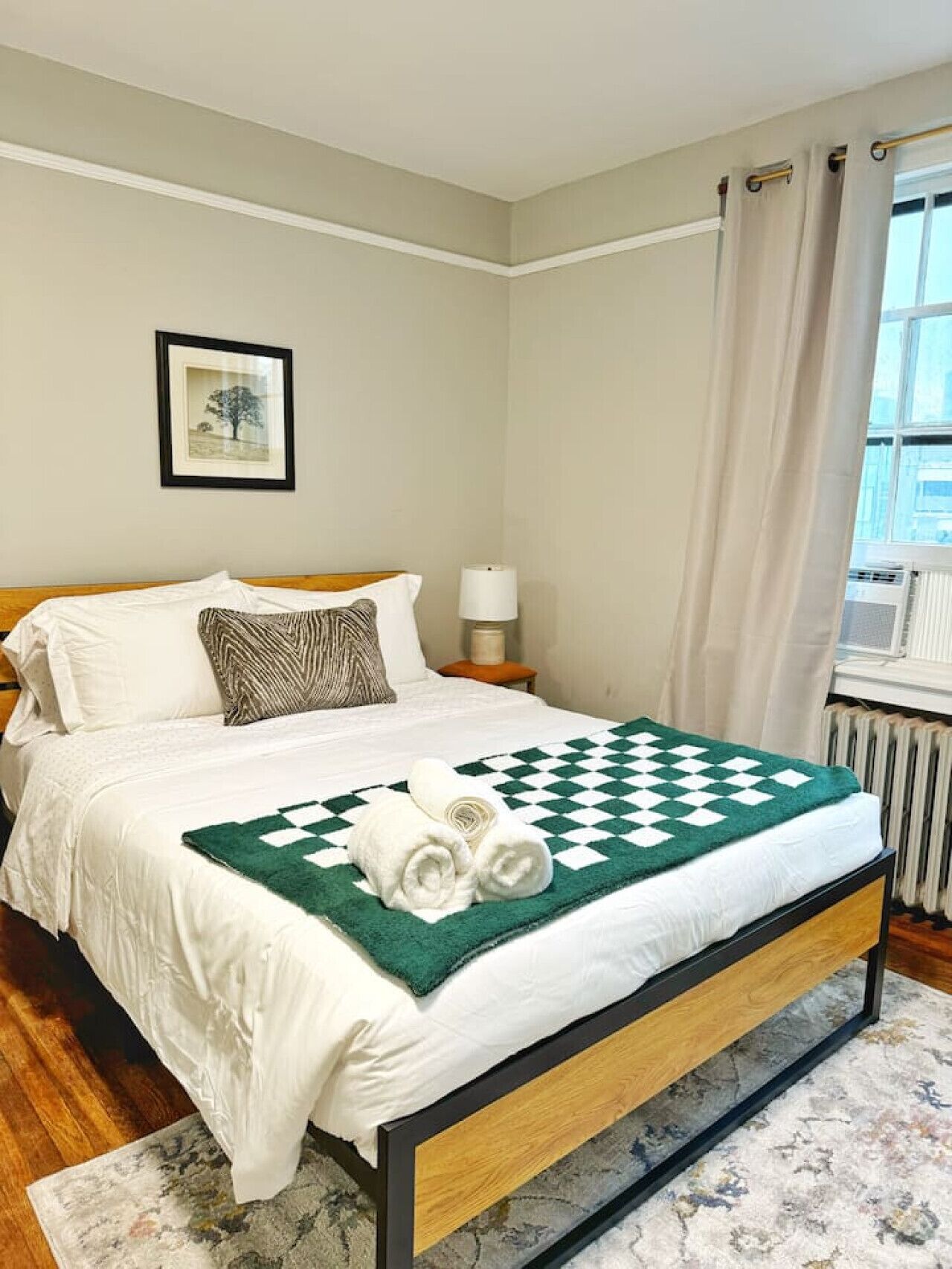 Desk, iron/ironing board, WiFi, bed sheets