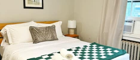 Desk, iron/ironing board, WiFi, bed sheets