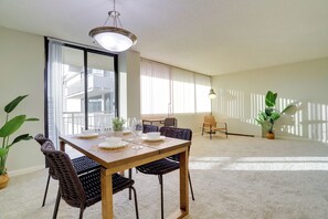 Apartment, Balcony, City View | Dining room