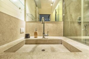 吹风机、坐浴桶、毛巾、肥皂