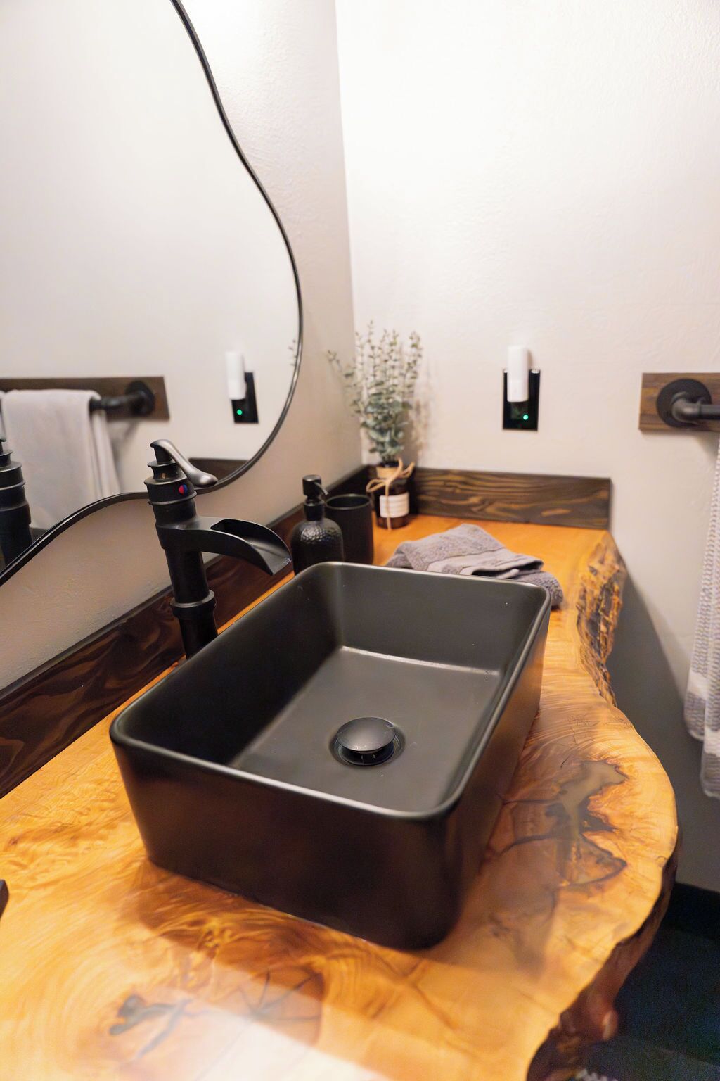 Ducha, secador de pelo, toallas y jabón