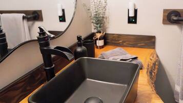 Ducha, secador de pelo, toallas y jabón