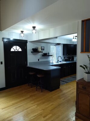 Een koelkast, een microgolfoven, een oven, een kookplaat