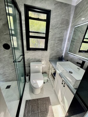 Dusche, Handtücher, Toilettenpapier