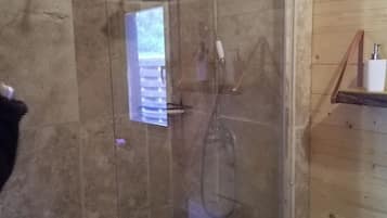 Douche, sĂšche-cheveux, serviettes fournies, papier toilette
