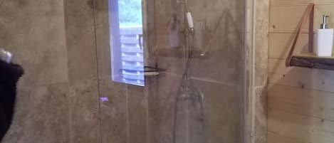 Douche, séchoir à cheveux, serviettes fournies, papier de toilette
