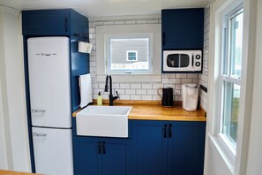 Refrigerador, microondas, parrilla de estufa y cafetera y tetera 