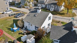Et boligområde med huse, en indkørsel og et vejskilt.