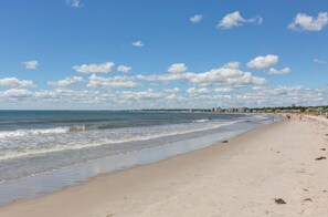 Ubicación cercana a la playa, tumbonas y toallas de playa
