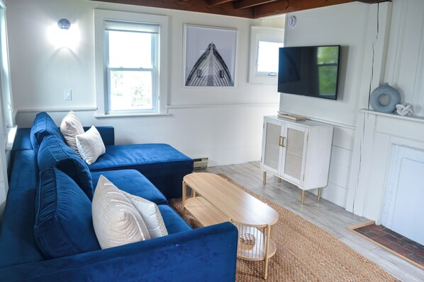 Smart TV, books, stereo