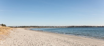 Newly updated - A coastal cottage steps from Pine Point Beach!