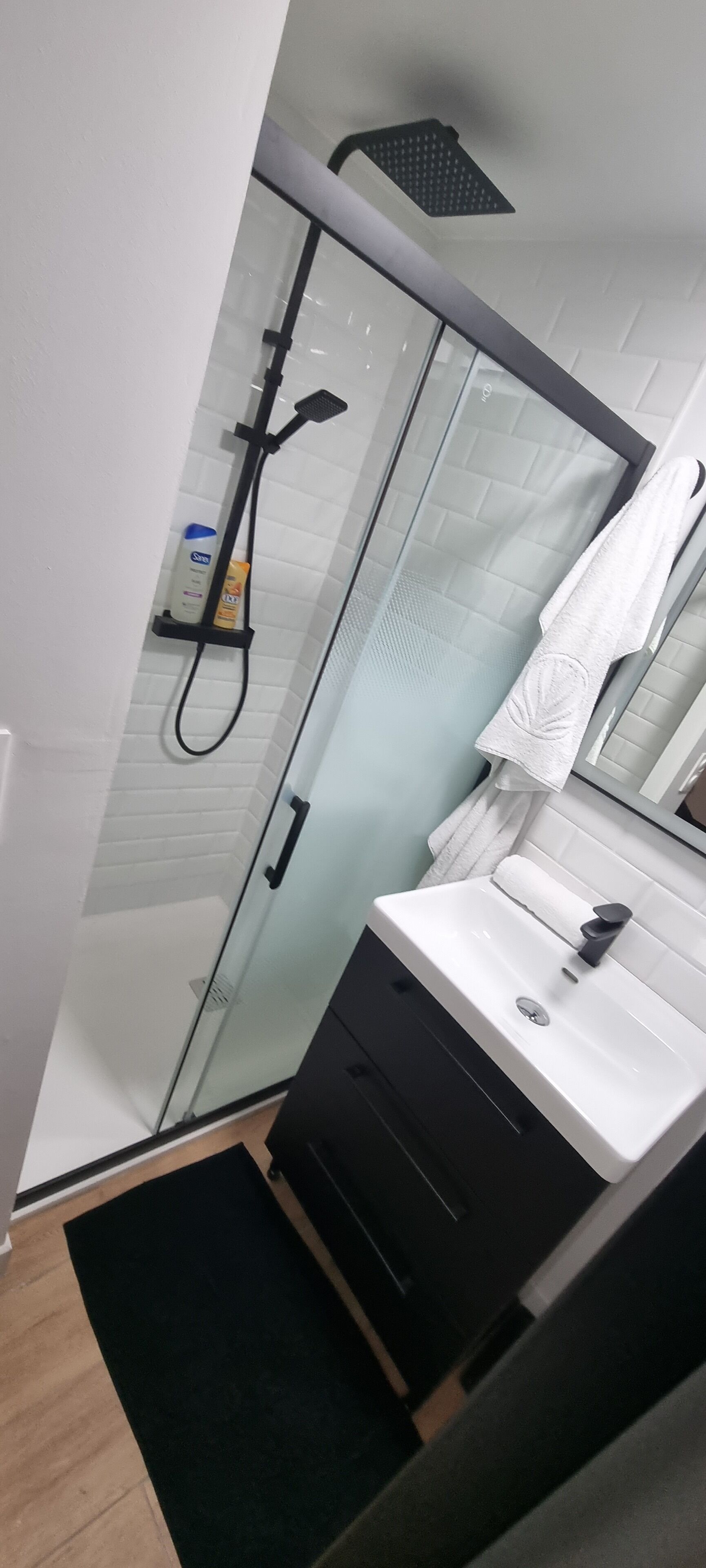 Een douche, een haardroger, handdoeken, zeep