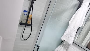 Een douche, een haardroger, handdoeken, zeep