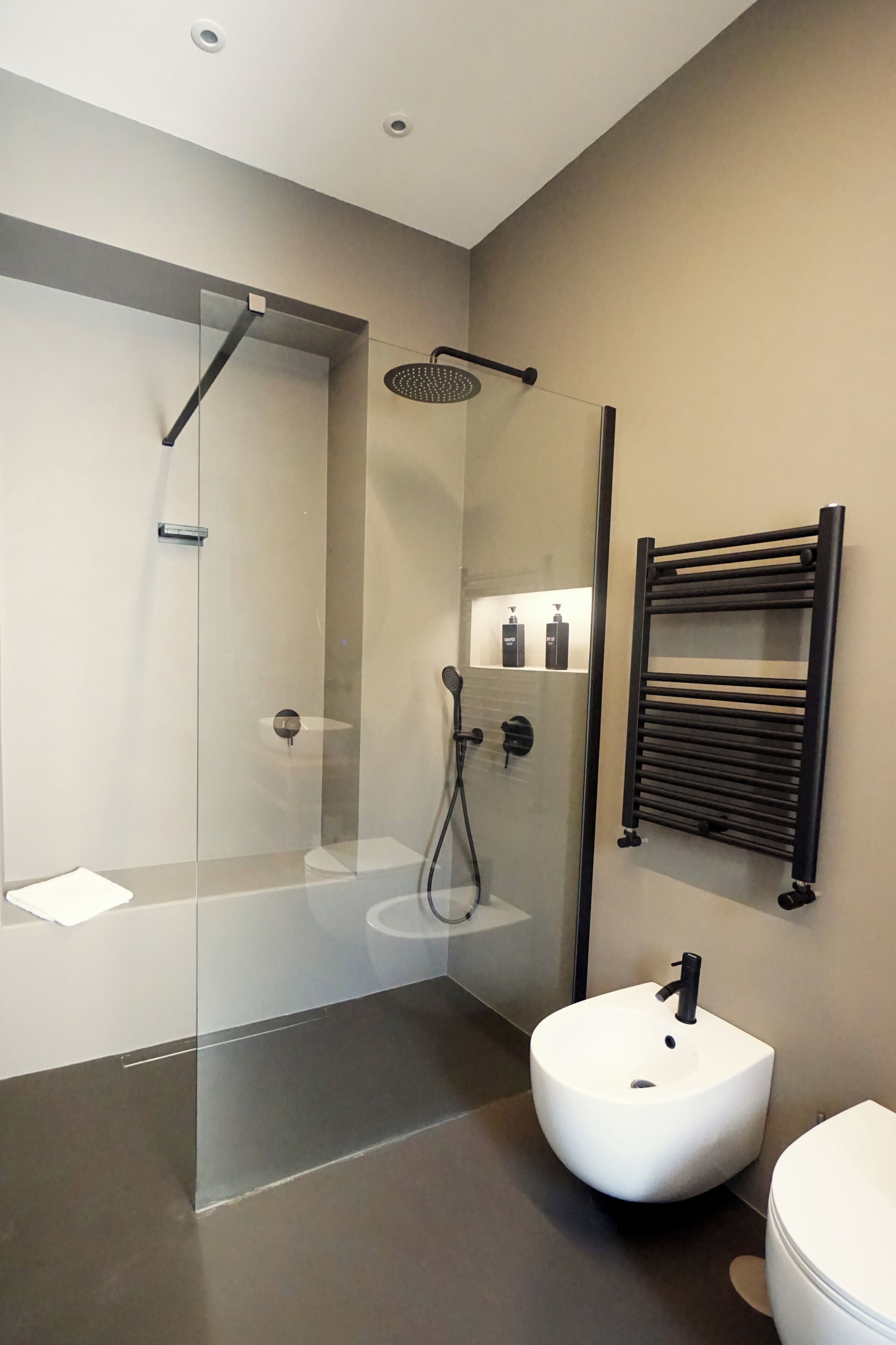 Haartrockner, Handtücher, Seife, Shampoo