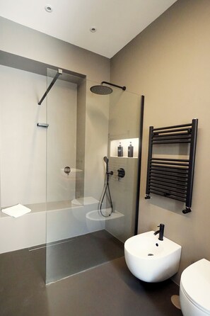 Hiustenkuivaaja, pyyhkeet, saippua, sampoo