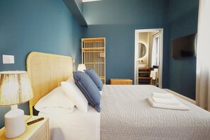 1 habitación, caja de seguridad en la habitación y escritorio 