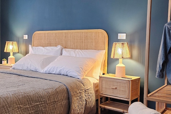 1 camera, una cassaforte in camera, una scrivania, ferro/asse da stiro