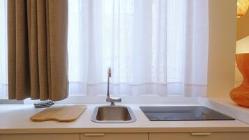 Kühlschrank, Herdplatte, Wasserkocher mit Kaffee-/Teezubehör