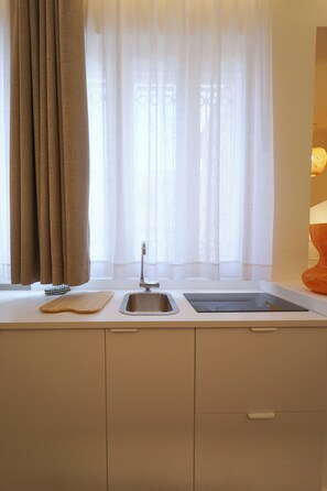 Jääkaappi, liesi, kahvin-/teenkeitin, vedenkeitin