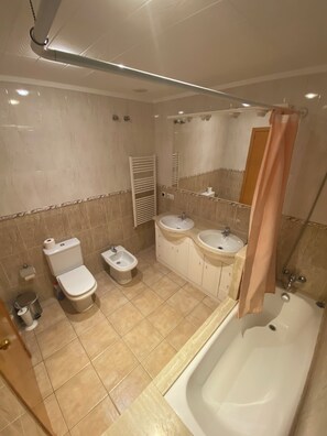 Doccia, asciugacapelli, bidet, asciugamani