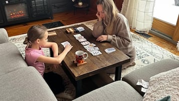 Smart TV, chimenea, videojuegos y reproductor de DVD