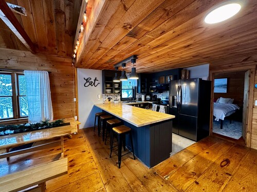 Cozy Chalet – Mtn View+ Hot Tub+ Hike+ Santa's Vil