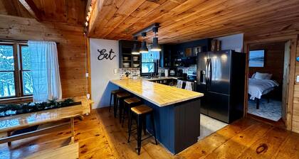 Cozy Chalet – Mtn View+ Hot Tub+ Hike+ Santa's Vil