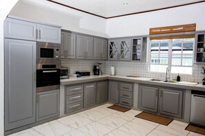 Fridge, microwave, oven, stovetop - Sea and Summit Villa (Roseau)
