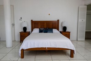 3 bedrooms, desk, iron/ironing board, WiFi - Sea and Summit Villa (Roseau)