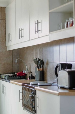Private kitchen - Cozy 1-Bedroom Self-Catering Apartment with Modern Amenities in Cape Town (Cape Town)