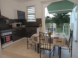 Private kitchen - La Maison Aseta in Grand Bourg (Grand-Bourg)