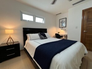 2 chambres, coffre-fort, fer et planche à repasser