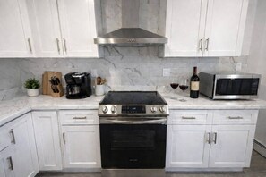 Fridge, microwave, oven, coffee/tea maker - Mohegan Sun Getaway Large Group Retreat (Killingly)