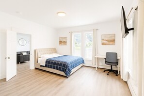 4 bedrooms, desk, WiFi, bed sheets