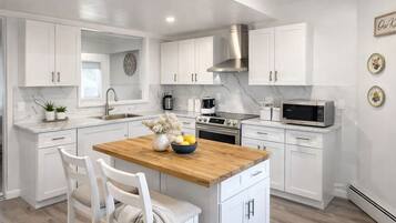 Réfrigérateur, four à micro-ondes, surface de cuisson, cafetière-théière