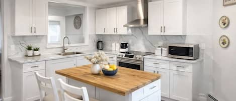 冷蔵庫、電子レンジ、コンロ、コーヒー / ティーメーカー