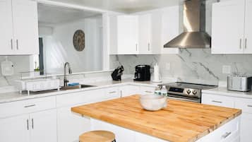 Refrigerador, microondas, parrilla de estufa y cafetera y tetera