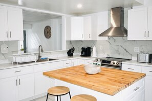 Køleskab, mikrobølgeovn, kogeplade, kaffe-/temaskine