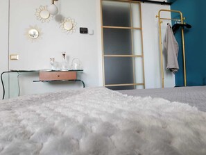 1 bedroom, WiFi, bed sheets - #Room 402 with lake view (Gardone Riviera)