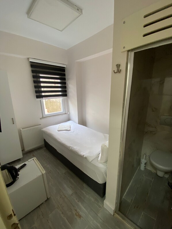 Basic Single Room | Desk, laptop workspace, WiFi (free) - Rioletta Suit (Istanbul)