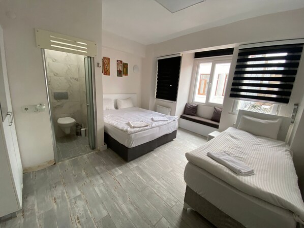 Familie driepersoonskamer | Een bureau, een laptopwerkplek, gratis wifi