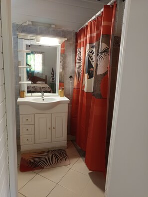 シャワー、タオル、トイレットペーパー