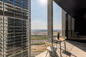 Outdoor dining - Business Bay: Trendy Studio w/ Pool and Gym (Dubai)