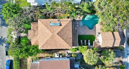Bright & Sunny Home With Putting Green & Pool Near Lake Worth Beach